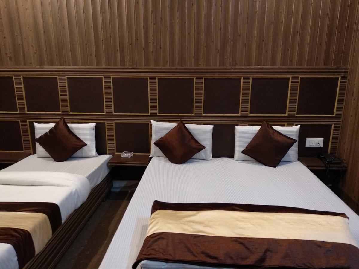 Grg Pardesi Hotel Haridwār Rum bild