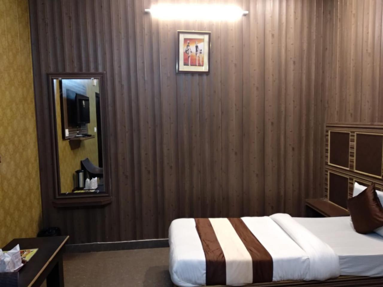 Grg Pardesi Hotel Haridwār Exteriör bild